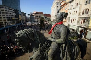 Zagreb: Spomenik banu Josipu Jelačiću ukrašen velikom crvenom kravatom