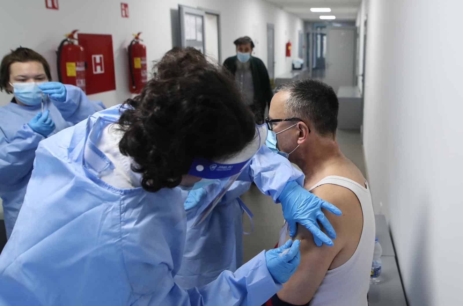 Počelo cijepljenje ljudi koji su smješteni u vojarni u Petrinji