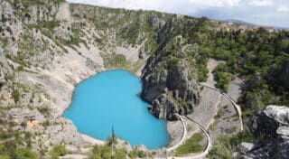 Zbog obilnih kisa Modro jezero promijenilo boju u svijetlo plavu