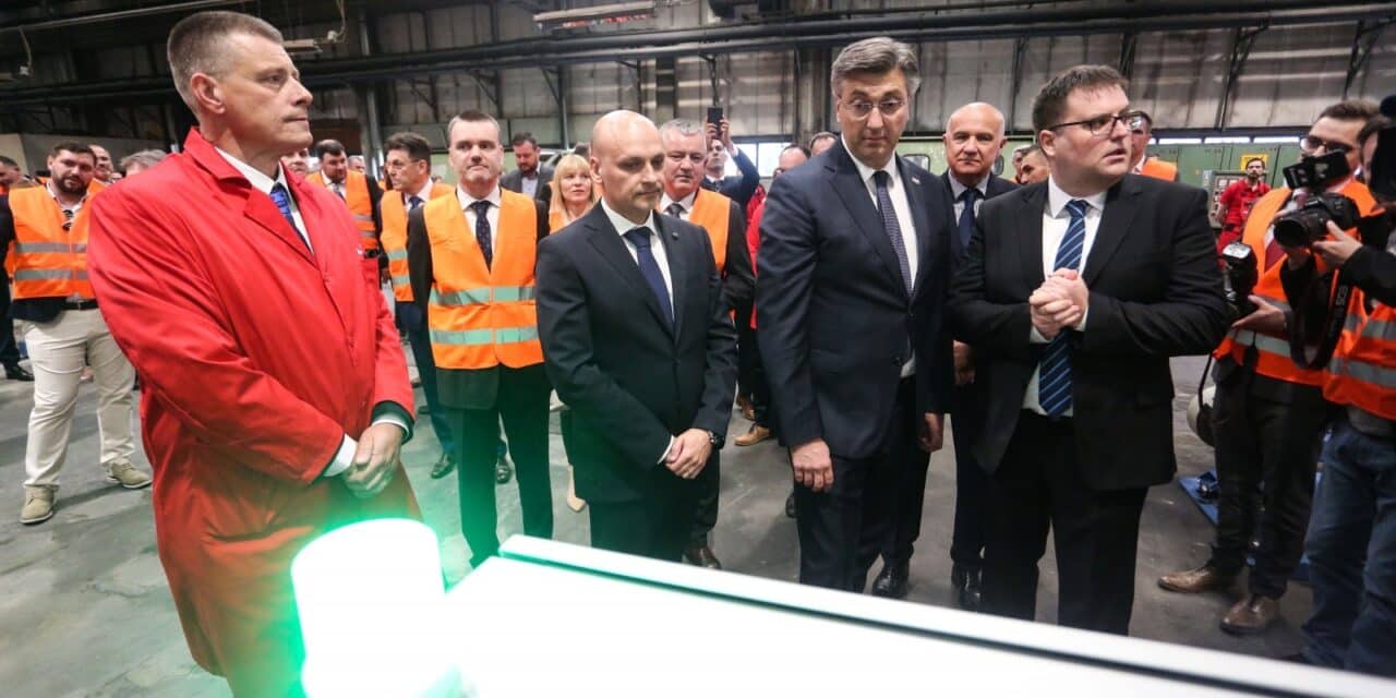 Zagreb: Plenković na svečanosti povodom puštanja u rad stroja za izradu vodiča u tvrtki Elka