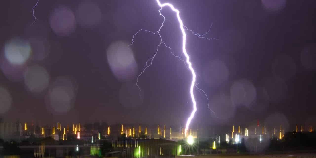 Munje iznad Zagreba tijekom nevremena