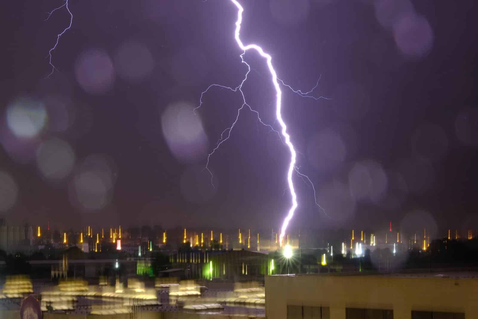 Munje iznad Zagreba tijekom nevremena