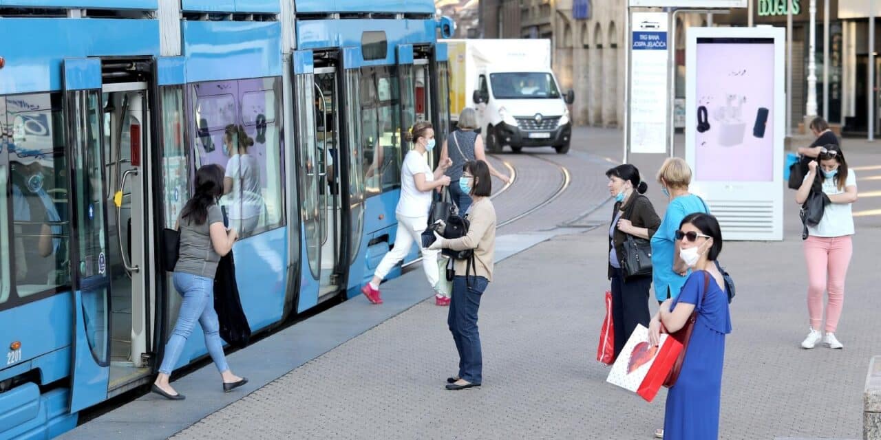 Zagreb: Prvi puta nakon prekida prometa zbog pandemije i potresa tramvaji voze centrom grada