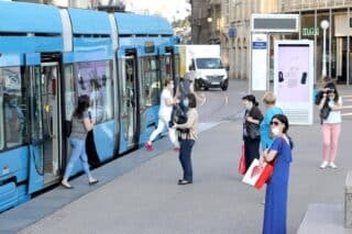 Zagreb: Prvi puta nakon prekida prometa zbog pandemije i potresa tramvaji voze centrom grada