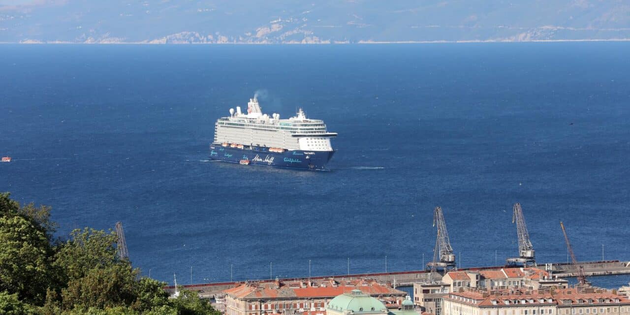 Kruzeri Marella Explorer 2 i Mein Schiff ispred riječke luke