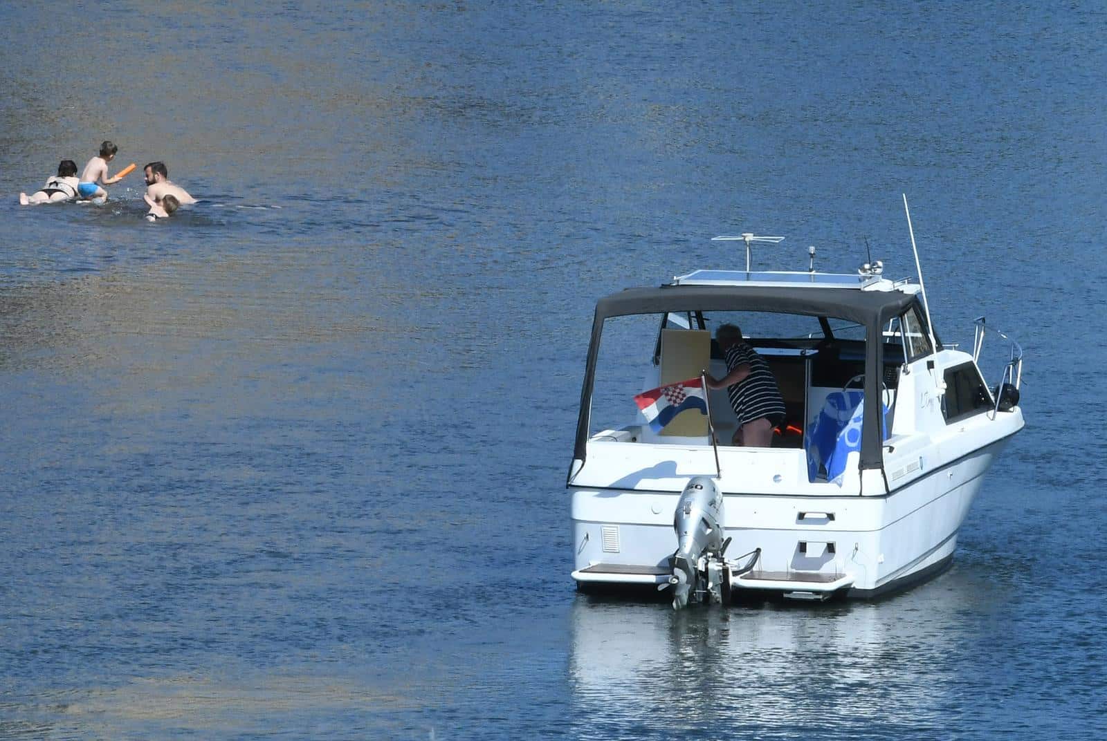 Sisak: Gliserom došli na rijeku Kupu kako bi se osvježili