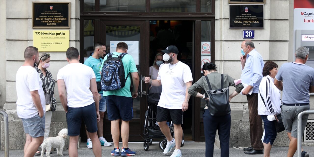 Zagreb: Velike gužve ispred zgrade Policijske uprave u Petrinjskoj