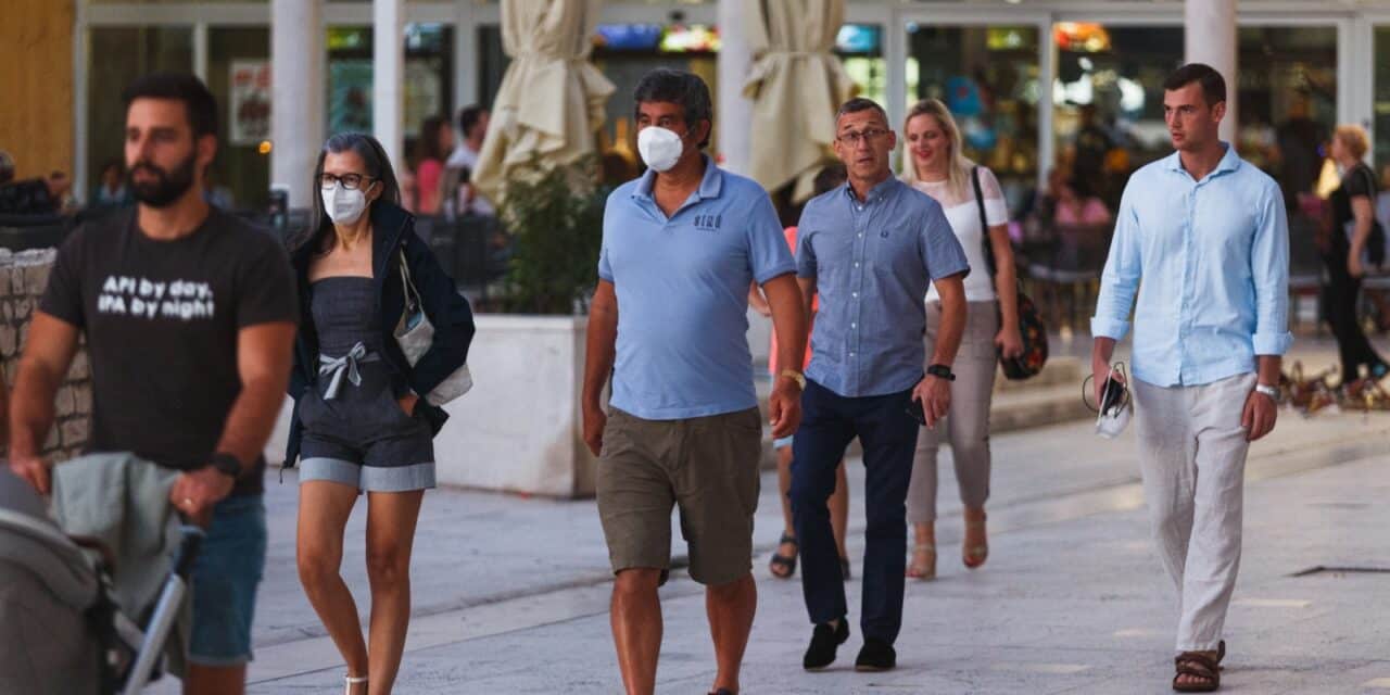 Zadar: Ljudi s maskama na ulicama grada