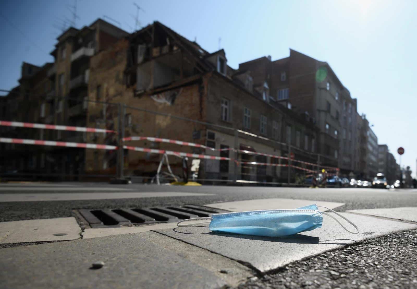 Zagreb: Odbačena maska na ulici