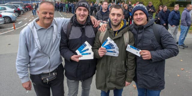 Gužva na Maksimiru prije puštanja u prodaju ulaznica za utakmicu Lige prvaka