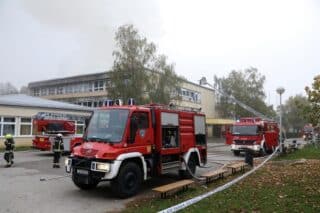 Zagreb: Požar izbio na krovu Osnovne škole “Mato Lovrak”