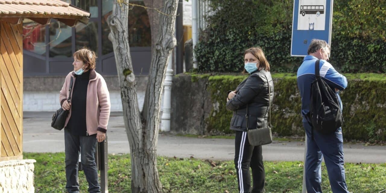 Stanovnici Stubičkih Toplica za vrijeme pandemije koronavirusa maske nose i na otvorenom