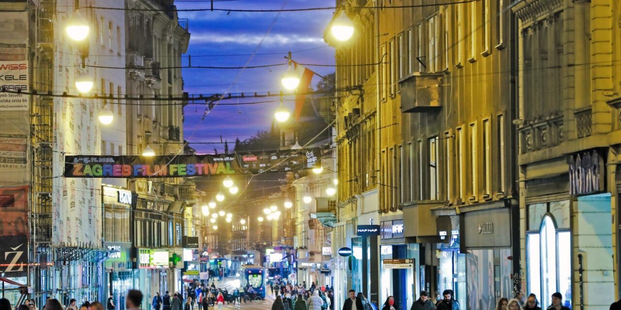 Zagreb: Toplo i ugodno večer izmamilo mnoge šetače na gradske ulice