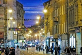 Zagreb: Toplo i ugodno večer izmamilo mnoge šetače na gradske ulice