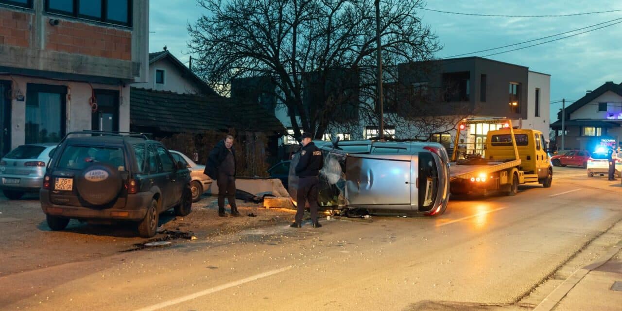 Zagreb: U Svetoj Klari automobilom udario u betonski zid i završio na krovu