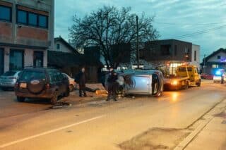 Zagreb: U Svetoj Klari automobilom udario u betonski zid i završio na krovu