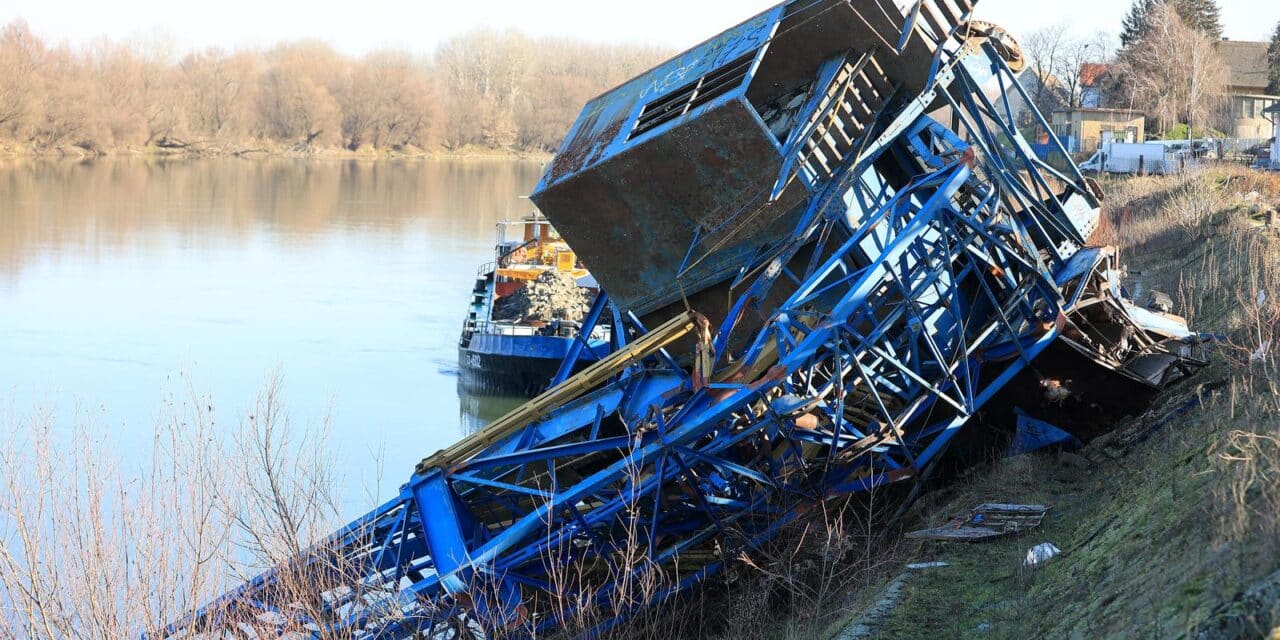 Osijek: Četiri osobe ozlijeđene pri padu velike lučke dizalice