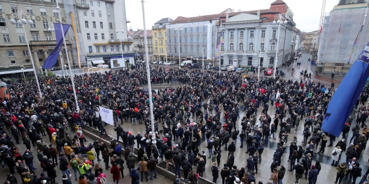 Zagreb: Pogled na glavni Trg i mnoštvo okupljenih na prosvjedu protiv ekonomskih mjera