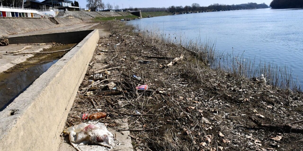 Slavonski Brod: Sava u opadanju izbacila na šetnicu velike količine smeća