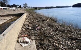 Slavonski Brod: Sava u opadanju izbacila na šetnicu velike količine smeća