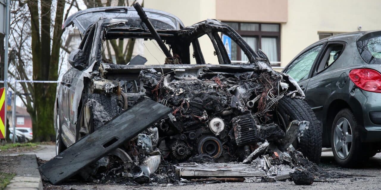 Zagreb: U Rapskoj ulici u potpunosti izgorio automobil Audi