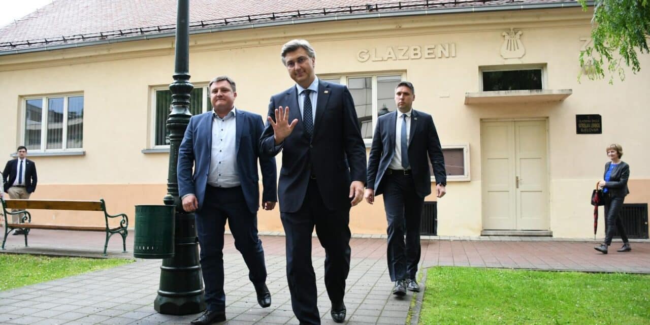 Andrej Plenković i Gordan Jandroković na sjednici Županijske skupštine HDZ-a u Bjelovaru
