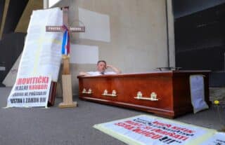 Zagreb: Poduzetnik pogrebnik Mario Kolarevi? ve? tre?i dan spava ispred Ministarstva gospodarstva
