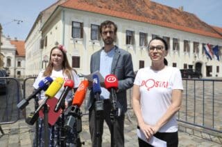 Zagreb: Predstavnici organizacija civilnog društva okupljenih oko inicijative DOSTA! pročitali otvoreno pismo premijeru Plenkoviću