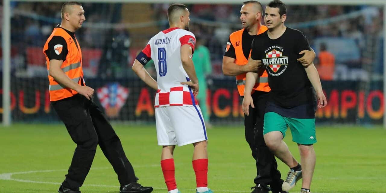 Osijek: Redari ispratili navijača koji je utrčao na teren tijekom utakmice Hrvatska -Austrija