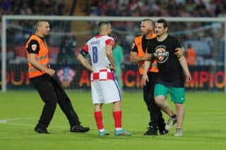 Osijek: Redari ispratili navijača koji je utrčao na teren tijekom utakmice Hrvatska -Austrija