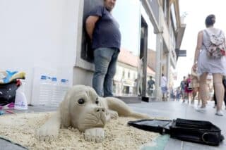 Zagreb: Strani državljanin pokušava skulpturom psa od pijeska zaraditi koju kunu