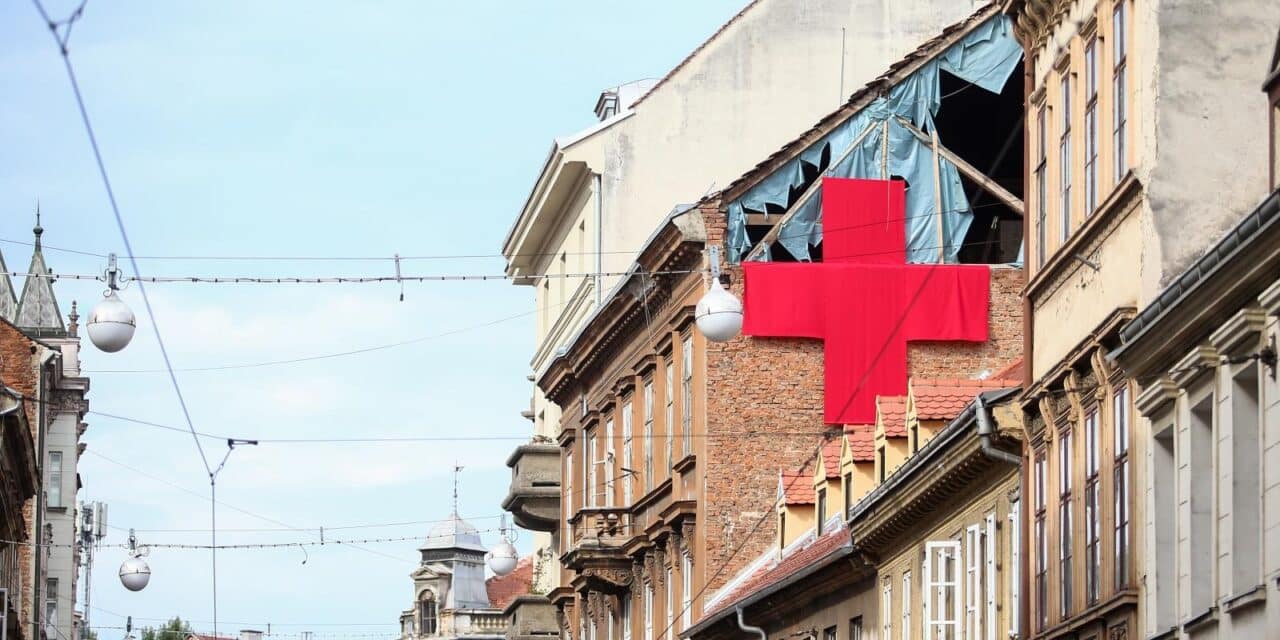 Umjetničkom akcijom ‘Postavljanje crvenih križeva na Ilici’ autor poziva na svjesnost i  solidarnost rađana