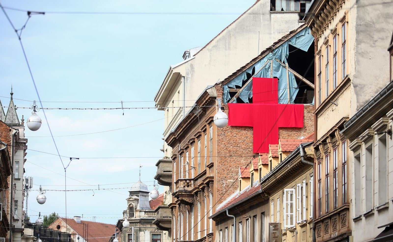Umjetničkom akcijom ‘Postavljanje crvenih križeva na Ilici’ autor poziva na svjesnost i solidarnost rađana