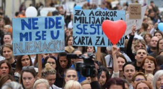 Zagreb: Nekoliko tisuća medicinskih sestara krenulo prema Trgu svetog Marka