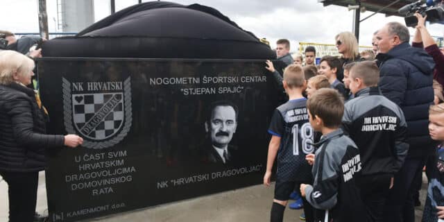 Zagreb: Otkrivena spomen ploča u znak sjećanja na prvog predsjednika NK Dragovoljaca Stjepana Spajića