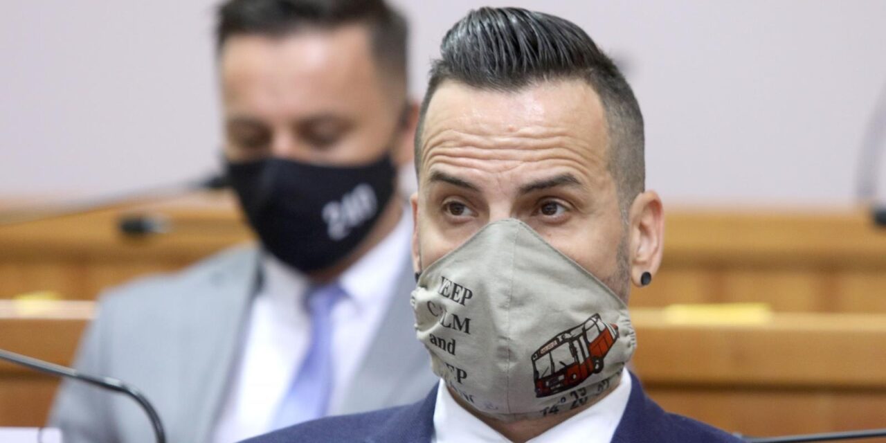 Zagreb: Saborski zastupnici s različitim zaštitnim maskama