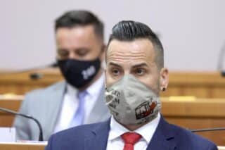 Zagreb: Saborski zastupnici s različitim zaštitnim maskama