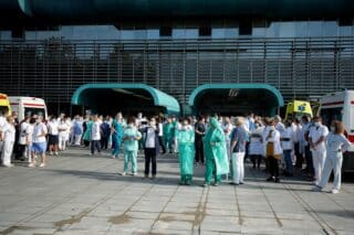 Zagreb: Prosvjed medicinskih djelatnika KB Dubrava zbog situacije s koronavirusom