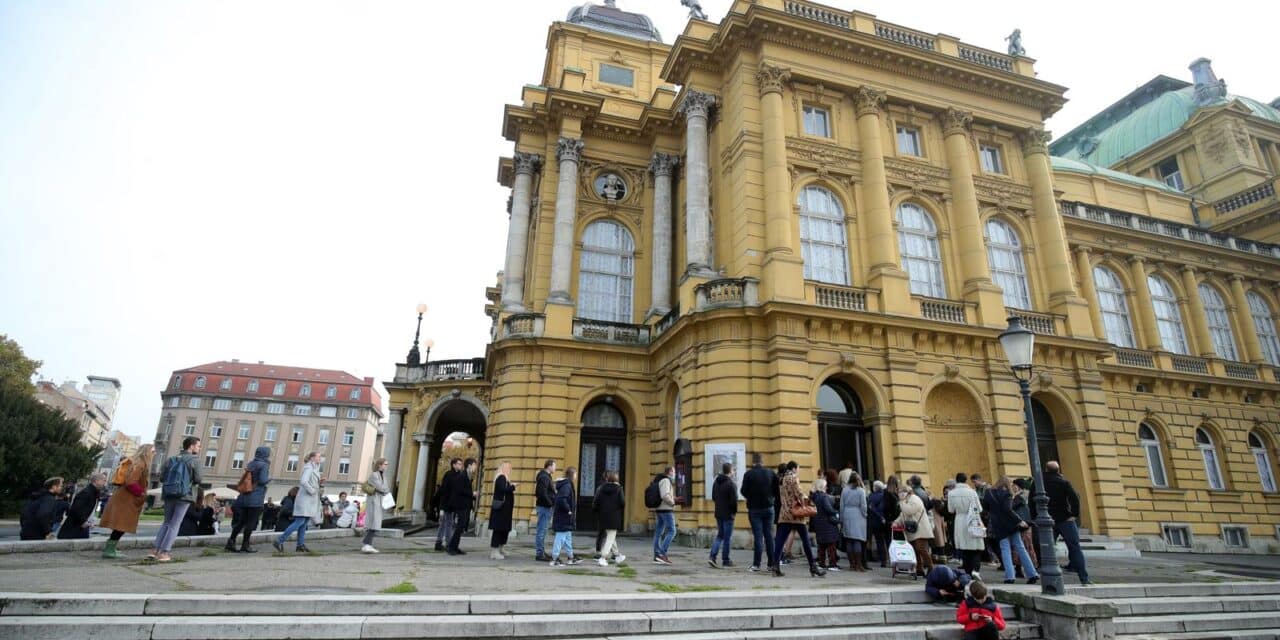Zagreb: Ispred HNK  je krenula prodaja ulaznica za balet Orašar