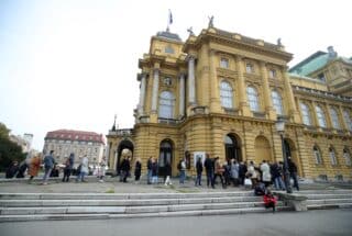 Zagreb: Ispred HNK  je krenula prodaja ulaznica za balet Orašar