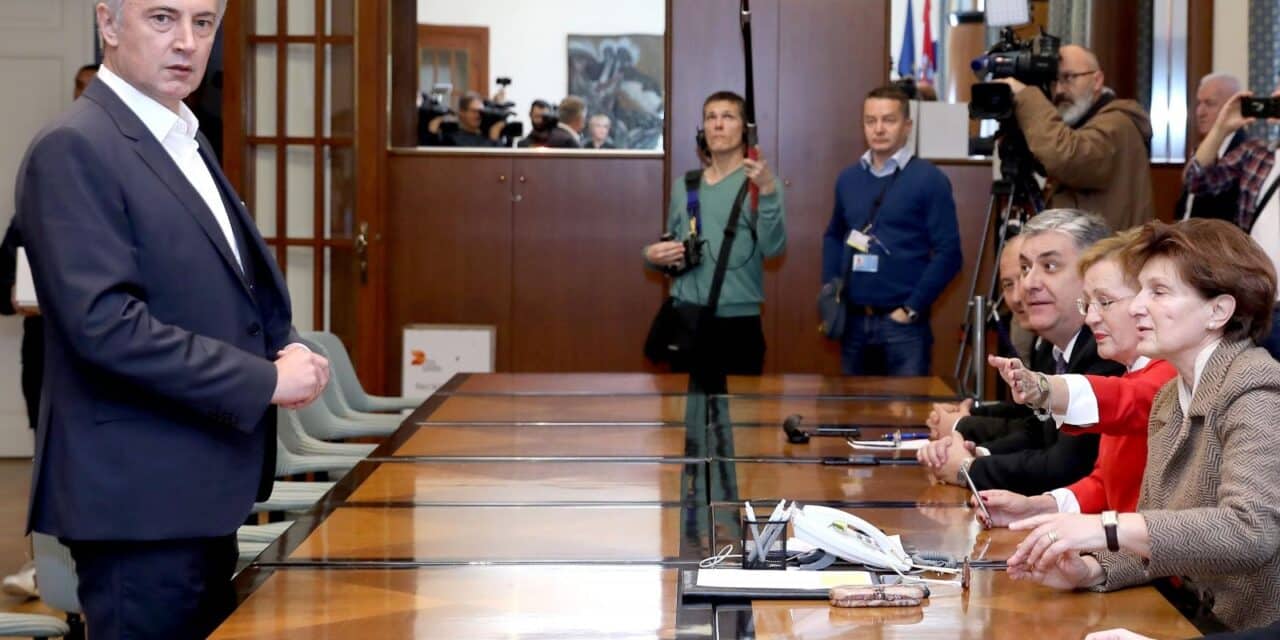 Zagreb: Miroslav Škoro predao je Drzavnom izbornom povjerenstvu kandidaturu za izbore
