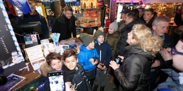 Petković i Hajrović družili se s navijačima na Dinamovoj adventskoj kućici i Krašlandu