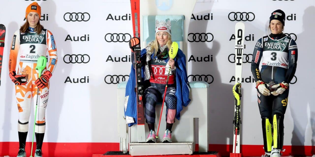 Petra Vlhova, Mikaela Shiffrin i Anna Swenn Larsson na postolju nakon odvožene druge vožnje ženskog slaloma