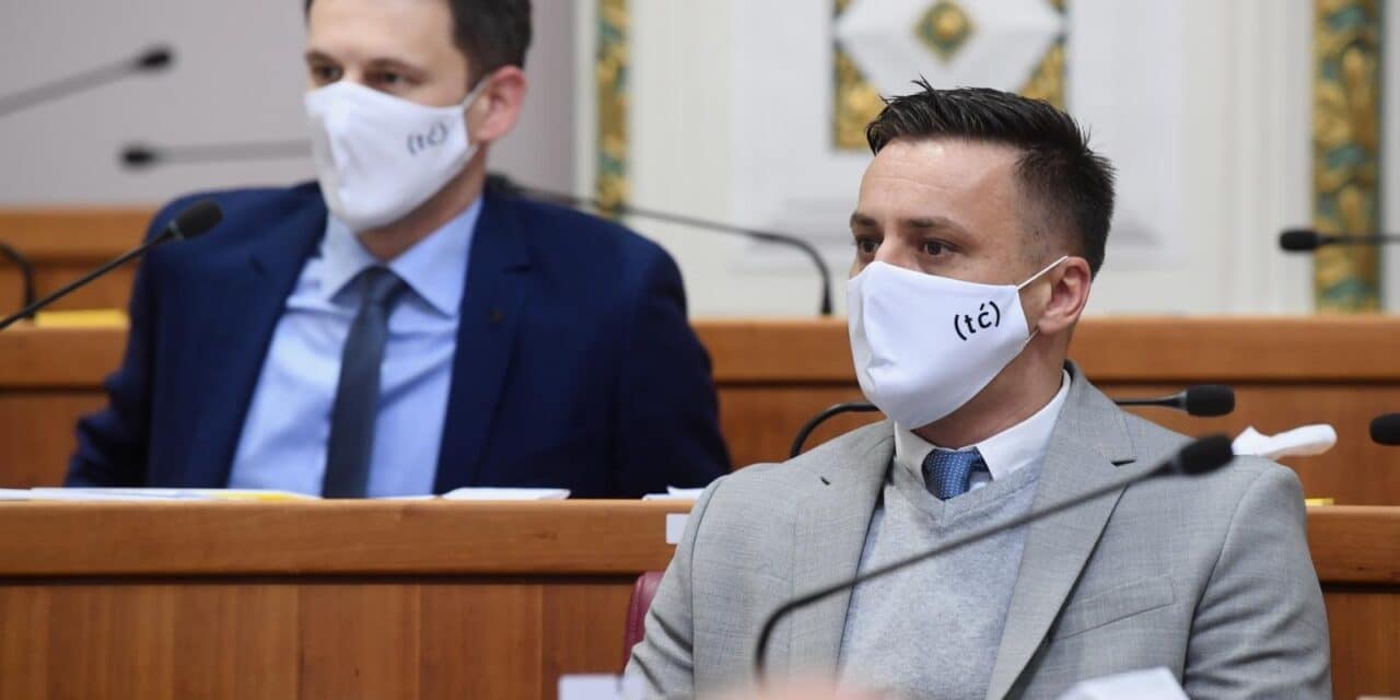 Zagreb: Saborski zastupnici Mosta u Sabor došli s maskama na kojima piše “tć”
