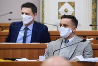 Zagreb: Saborski zastupnici Mosta u Sabor došli s maskama na kojima piše “tć”