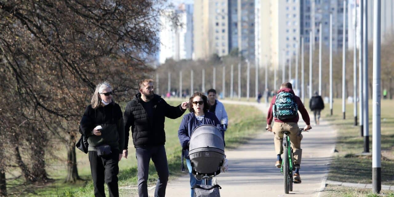 Zagrepčani uživaju na proljetnih 17 stupnjeva šetajući savskim nasipom