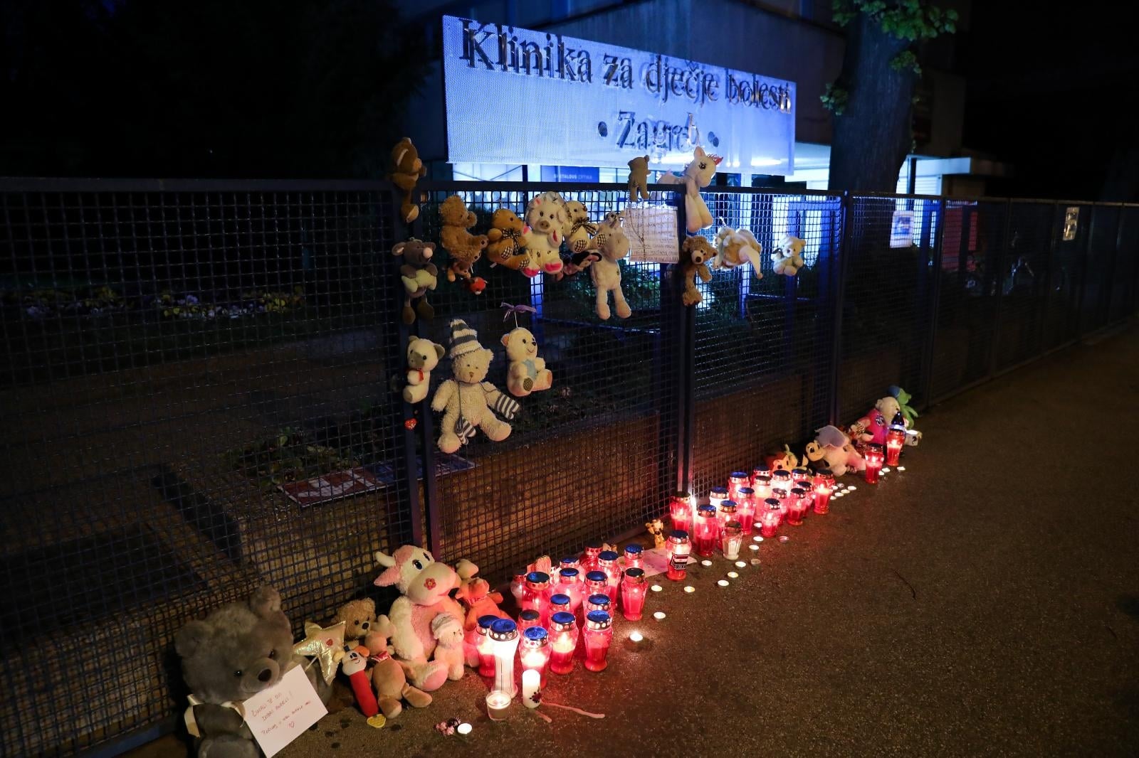 Zagreb: Građani ostavljaju plišane igračke ispred bolnice za preminulu djevojčicu