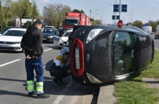 Zagreb: U prometnoj nesreći na Zagrebačkoj aveniji jedan automobil završio na boku