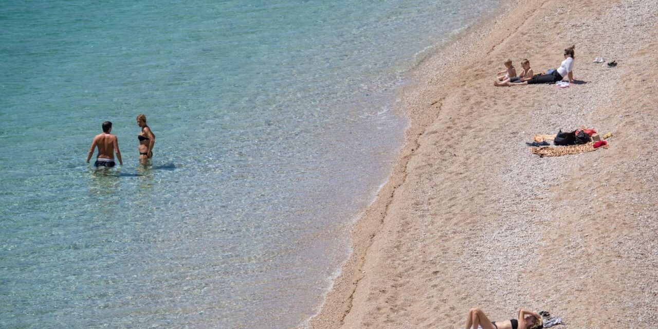 Dubrovnik: Sunčano vrijeme izmamilo građane na kupanje i sunčanje