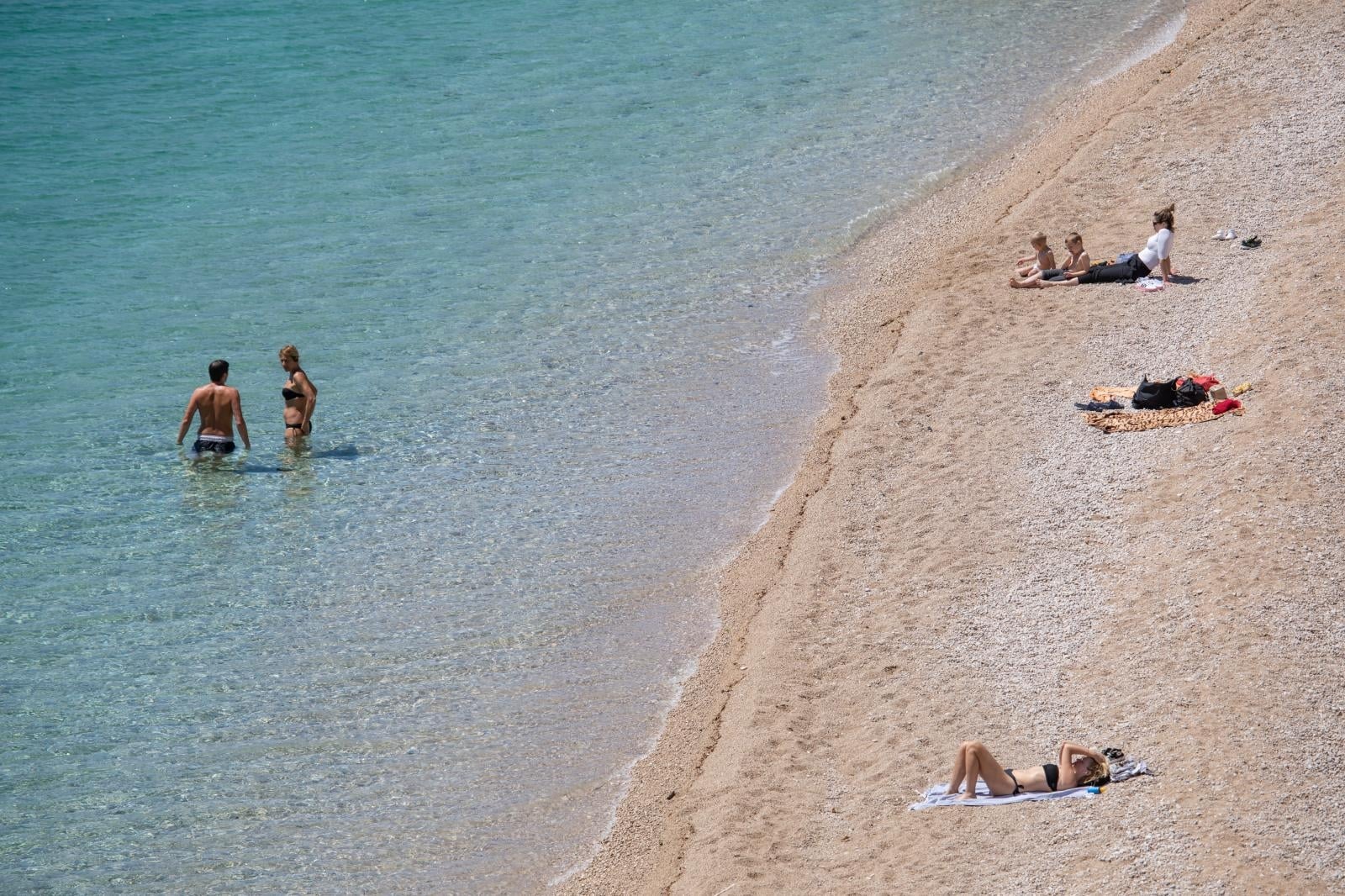 Dubrovnik: Sunčano vrijeme izmamilo građane na kupanje i sunčanje